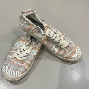 Aeropostale Shoes Size 6. Good condition.  (B039)